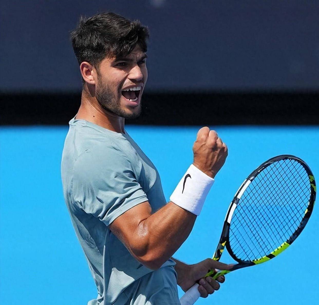 费德勒在G2比赛中比赛局势复杂,夺冠引发热议!上演精彩一战 费德勒在G2比赛中比赛局势复杂,夺冠引发热议!上演精彩一战