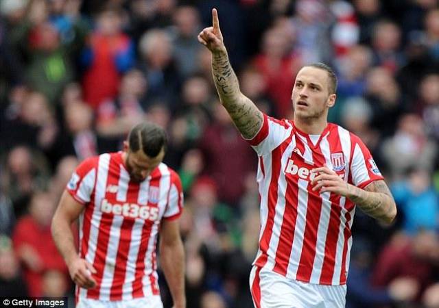 西汉姆发布备战花絮,窗口期回应争议,中超任务艰巨,资深球员宣示担当 西汉姆发布备战花絮,窗口期回应争议,中超任务艰巨,资深球员宣示担当